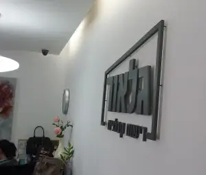 שילוט לובי –אותיות צפות מורחקות מהקיר שלט אותיות צפות ממתכת לקיר פנים עם לוגו בעיצוב יוקרתי