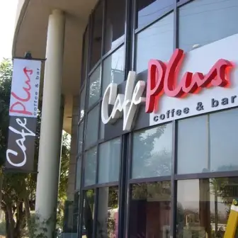 אותיות תלת מימד לבית קפה Cafe Plus בשילוב עברית ואנגלית על חזית מבנה